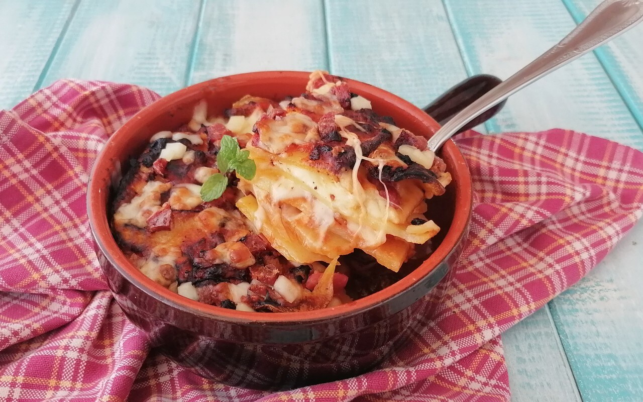 PARMIGIANA DE POMMES DE TERRE AU RAGU’ DANS LA FRITEUSE À AIR