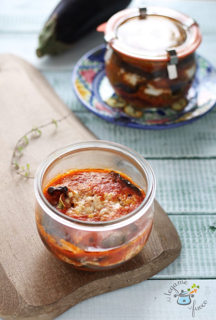 parmigiana avec aubergines cuite dans le bocal au micro-ondes