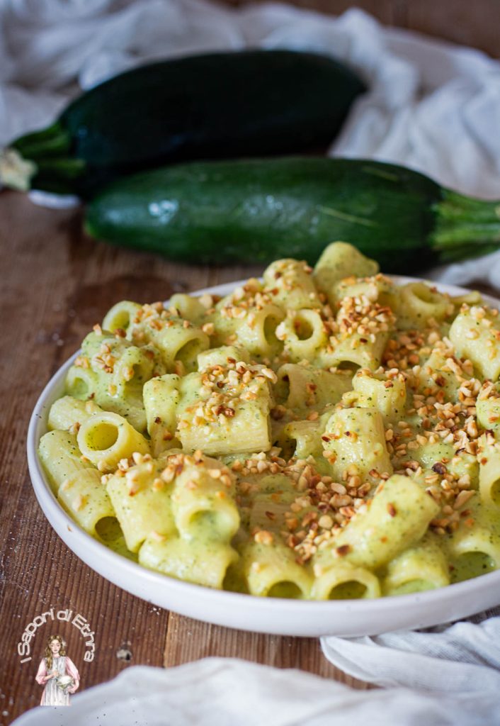 Pâtes mezze maniche avec courgettes, caciotta et noisettes