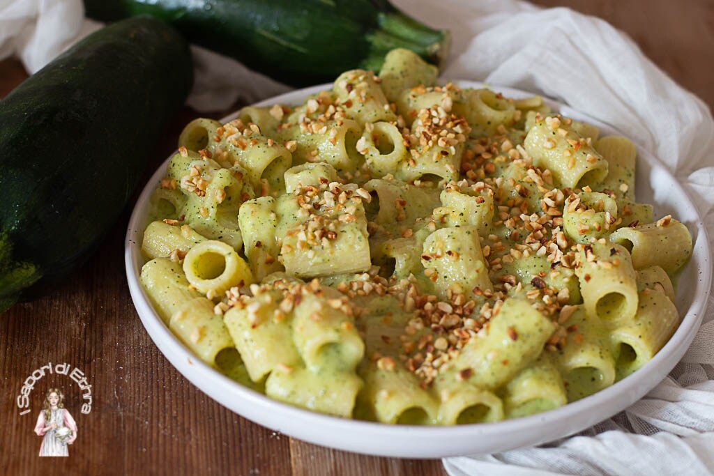 Pâtes mezze maniche avec courgettes, caciotta et noisettes