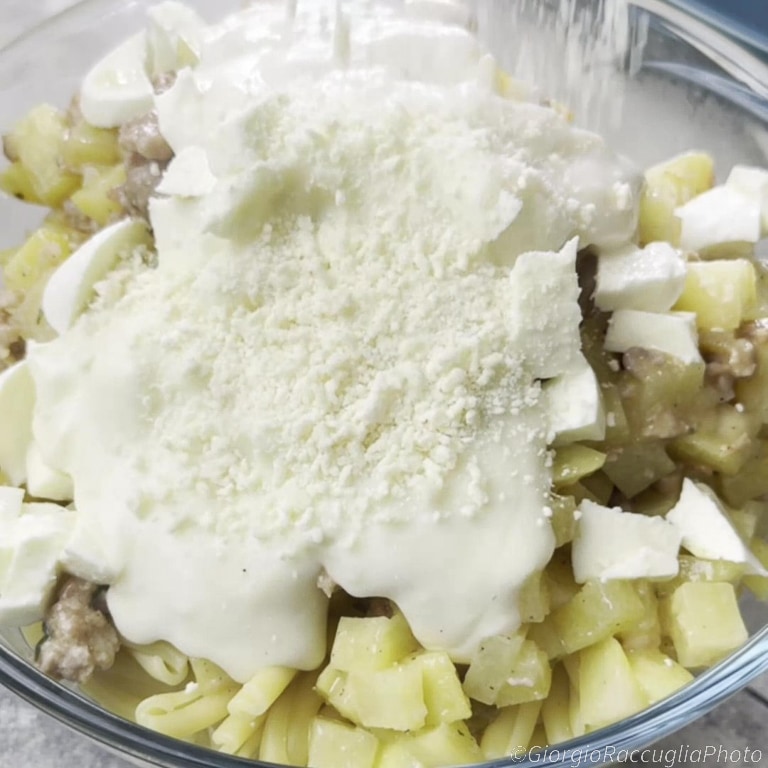 pâtes au four avec pommes de terre et saucisse