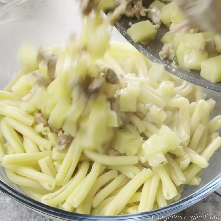 pâtes au four avec pommes de terre et saucisse