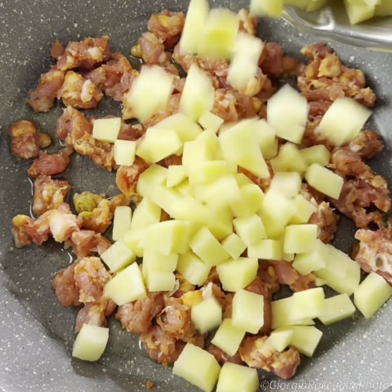 pâtes au four avec pommes de terre et saucisse