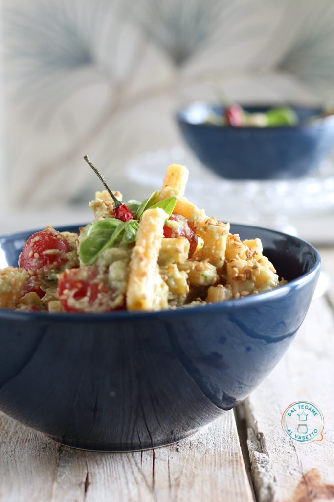 pâtes de lentilles assaisonnées avec avocat et tomates cerises