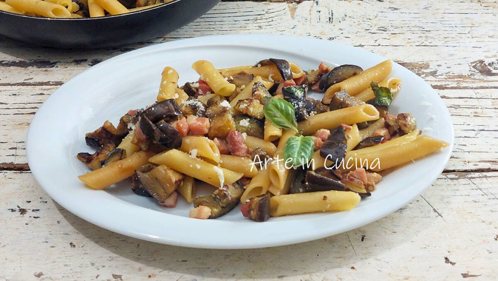 PÂTES avec AUBERGINES et LARDONS