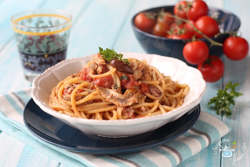 Pâtes avec des anchois, tomates cerises et olives