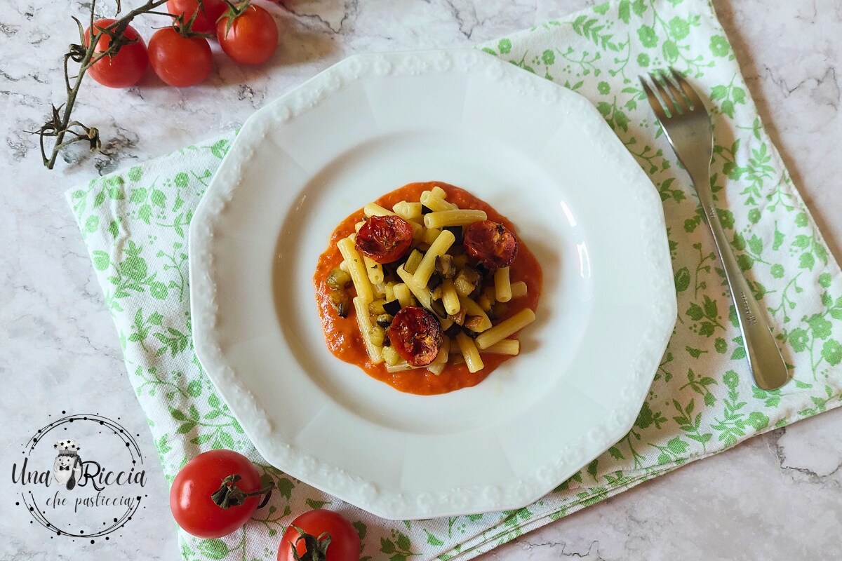 Pâtes avec aubergines et crème de tomates cerises