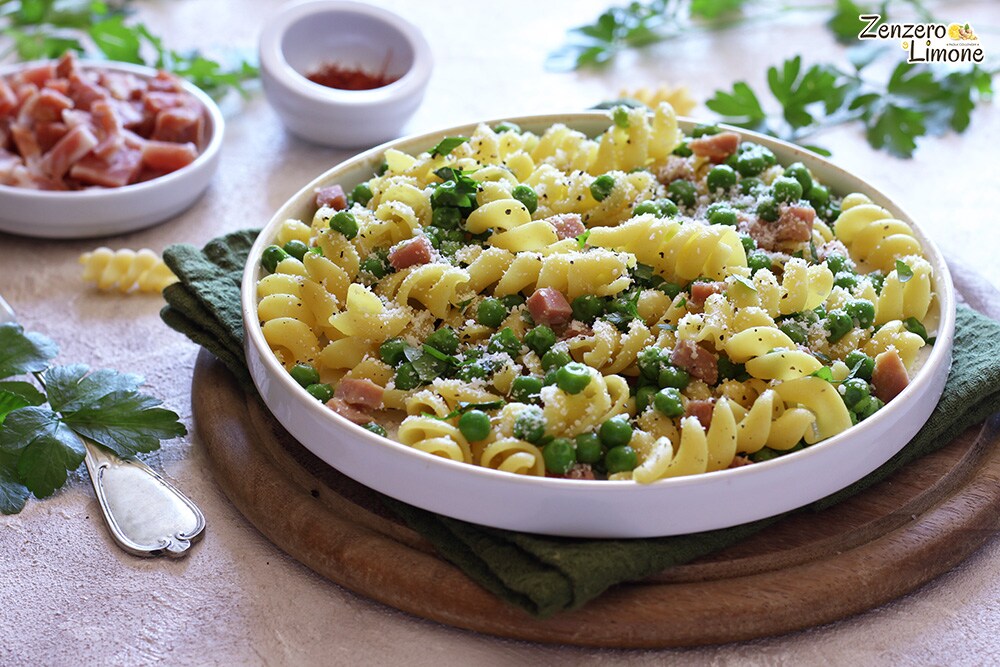 Pâtes avec petits pois et jambon
