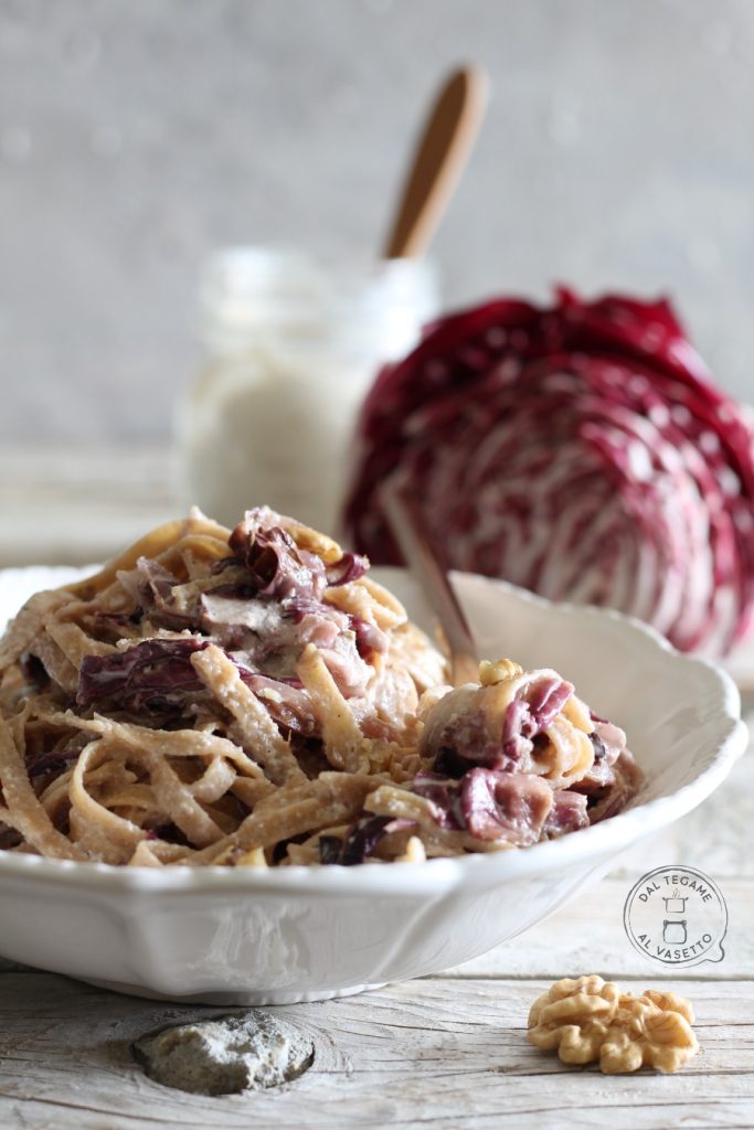 tagliatelles avec sauce aux noix et radicchio sans crème