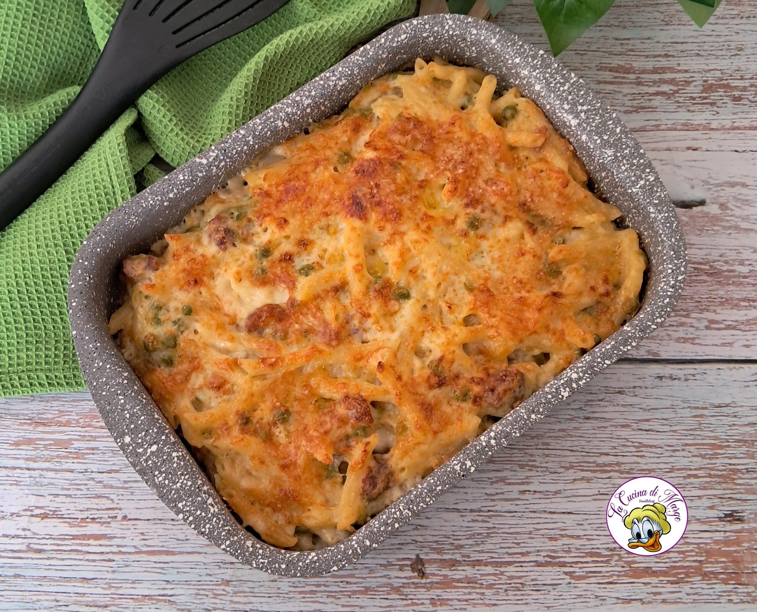 Pâtes avec saucisse et petits pois au four