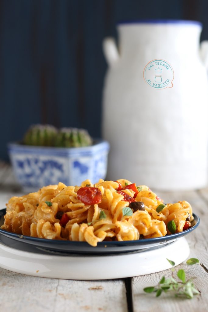 pâtes fusilli avec tomates cuites et feta à la poêle rapide