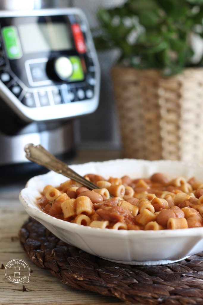 haricots borlotti avec pâtes cuits avec la cocotte-minute électrique