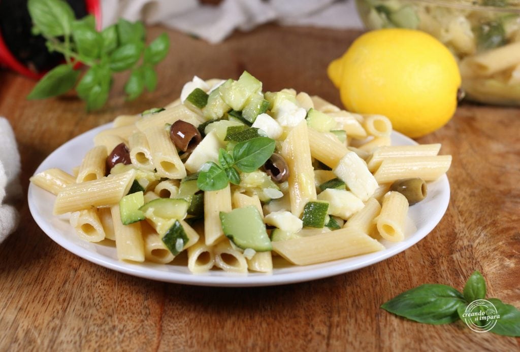 pâtes froides avec courgettes et mozzarella