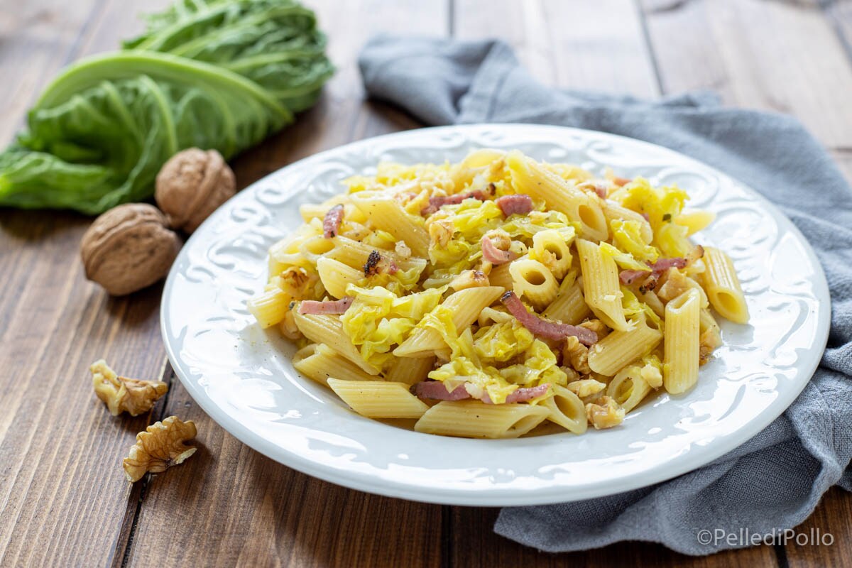 Pâtes au chou, speck et noix