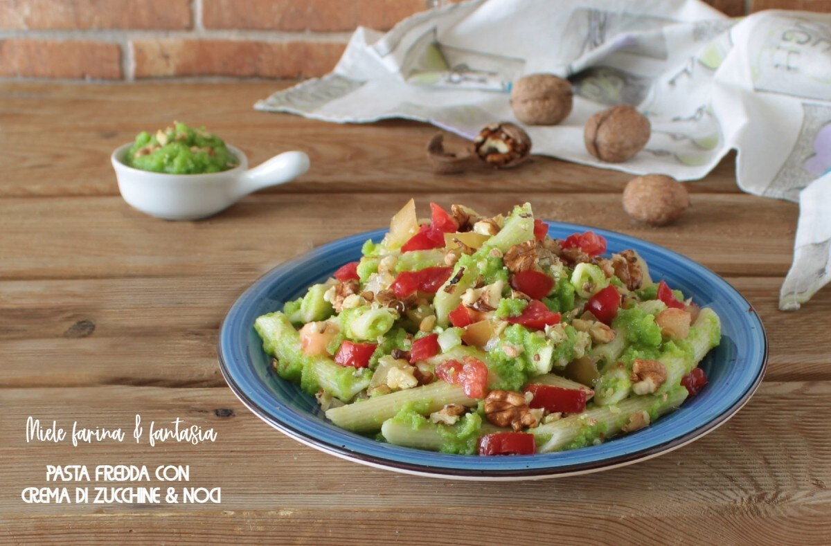 Pâtes froides avec crème de courgettes et noix