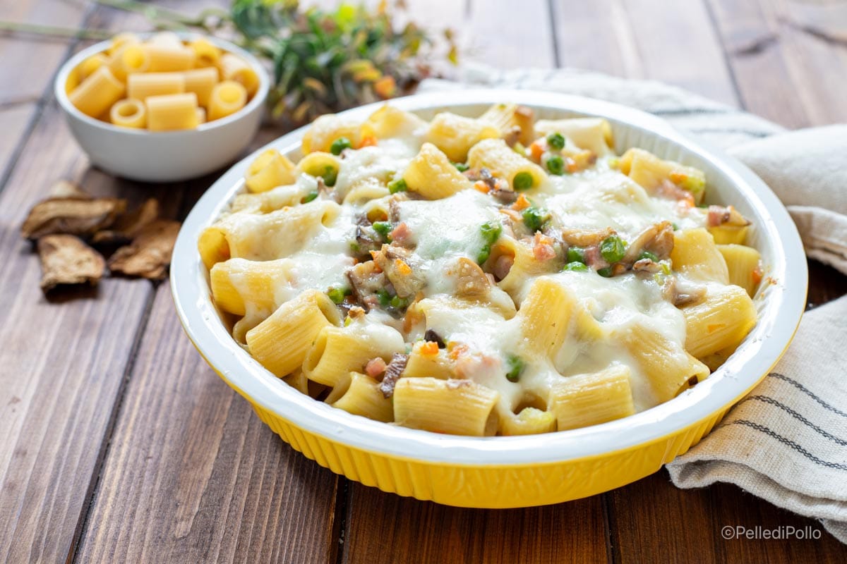 Pâtes au four avec petits pois, champignons et jambon cuit
