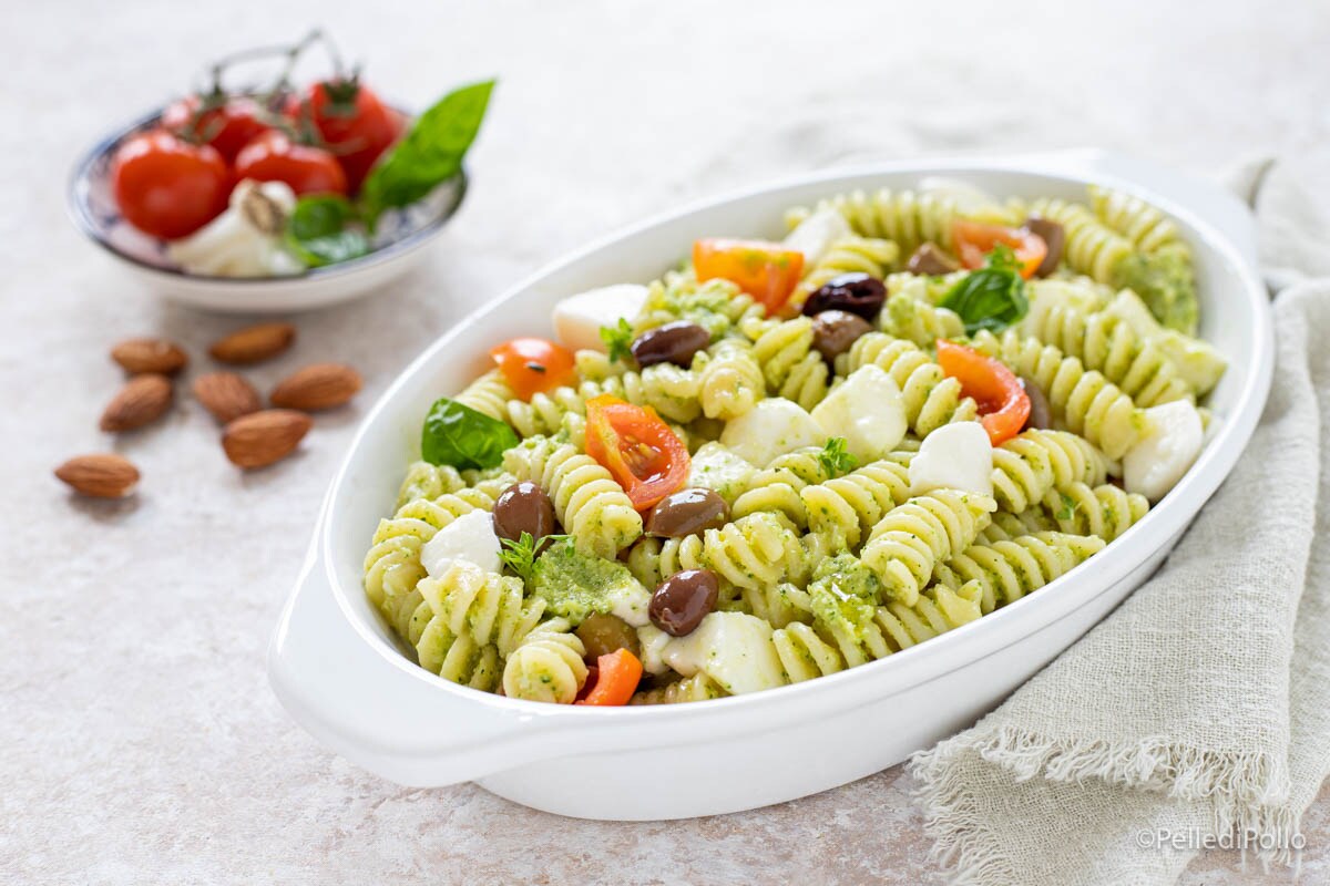 Pâtes froides au pesto de courgettes et mozzarella