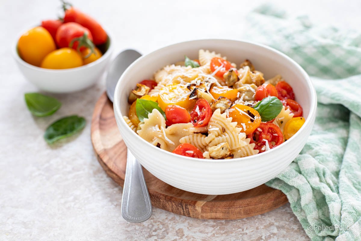 Pâtes froides avec tomates cerises et aubergines