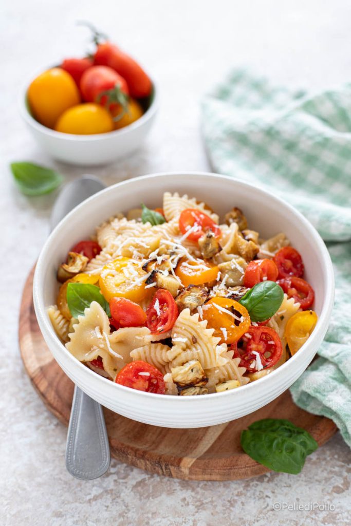 pâtes froides avec tomates, aubergines et ricotta salée