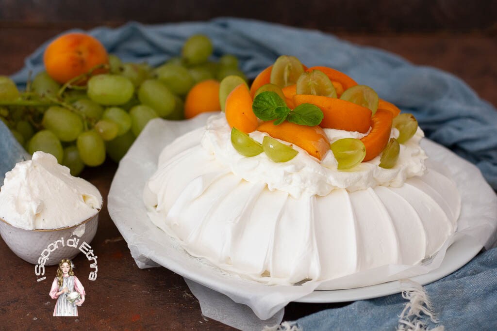 Gâteau Pavlova avec crème et chantilly