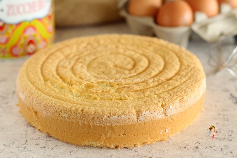 Le gâteau éponge haut et moelleux
