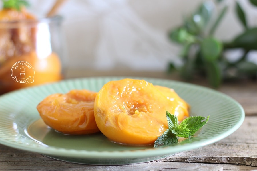 Pêches au sirop en cuisson sous vide au micro-ondes