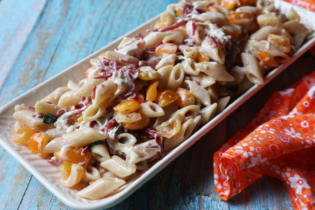 Penne avec tomates datterino, bresaola et stracciatella