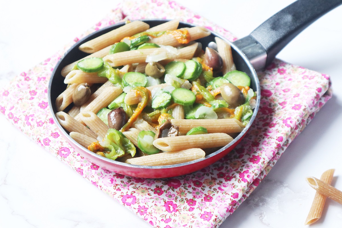 Penne complètes avec fleurs de courgettes et olives