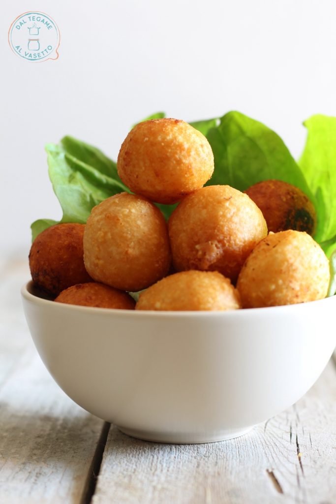 boulettes frites de fromage râpé et blancs d'œufs