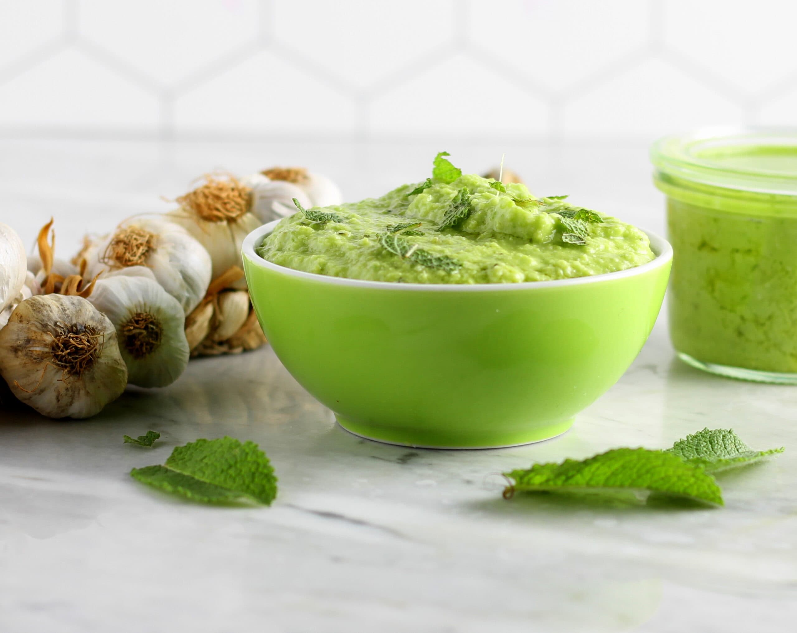 Pesto crémeux avec cosses de fèves