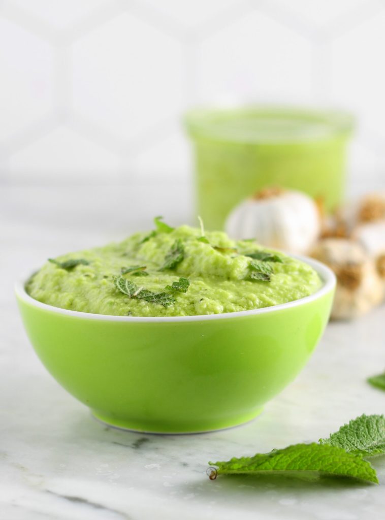 Pesto crémeux avec cosses de fèves