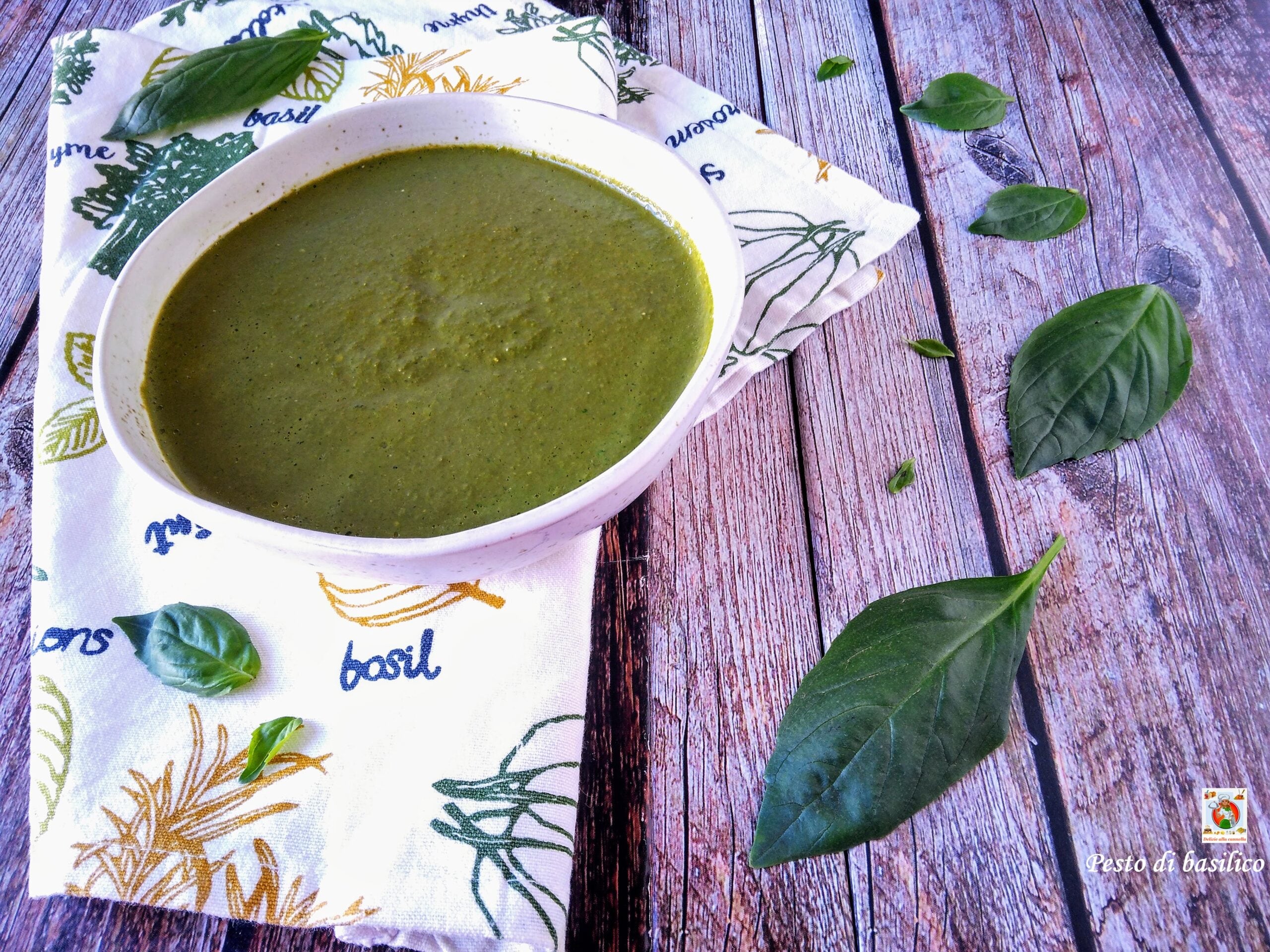 Pesto de basilic avec le mixeur