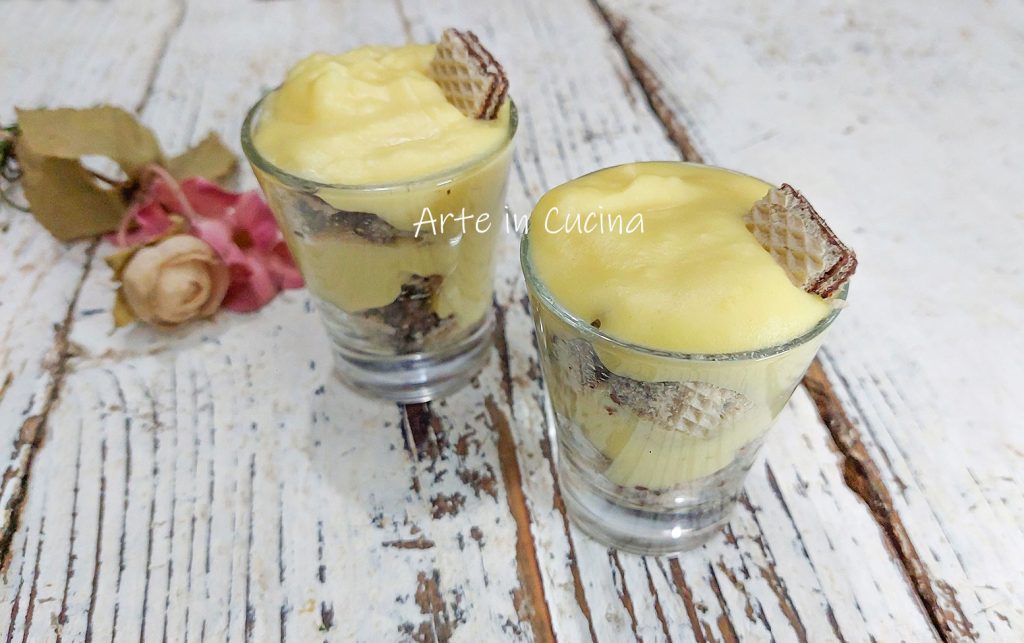 PETITES COUPES avec CRÈME et GAUFRETTES