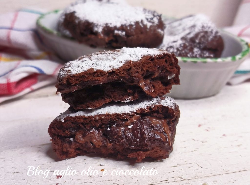 Petites focaccie rapides avec trois ingrédients, oui exactement juste trois ingrédients pour faire ces délicieuses petites focaccie au chocolat, elles sont rapides et très faciles à faire