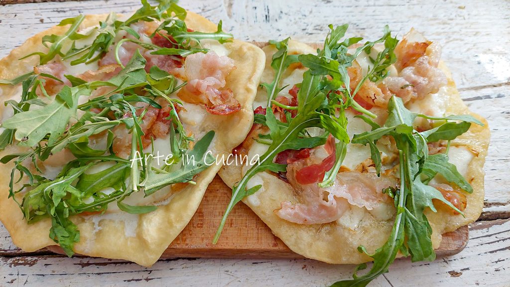 PETITES PIZZAS de PAIN eau et farine avec pancetta