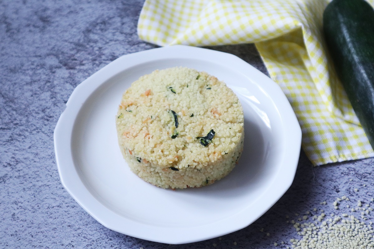 Petits gâteaux de couscous au saumon et aux courgettes