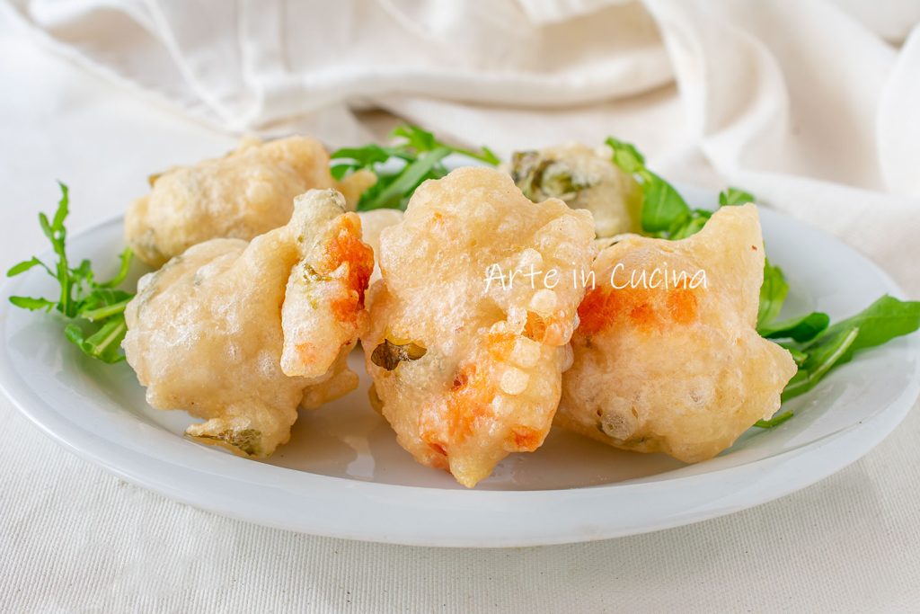 Petits beignets au saumon et roquette