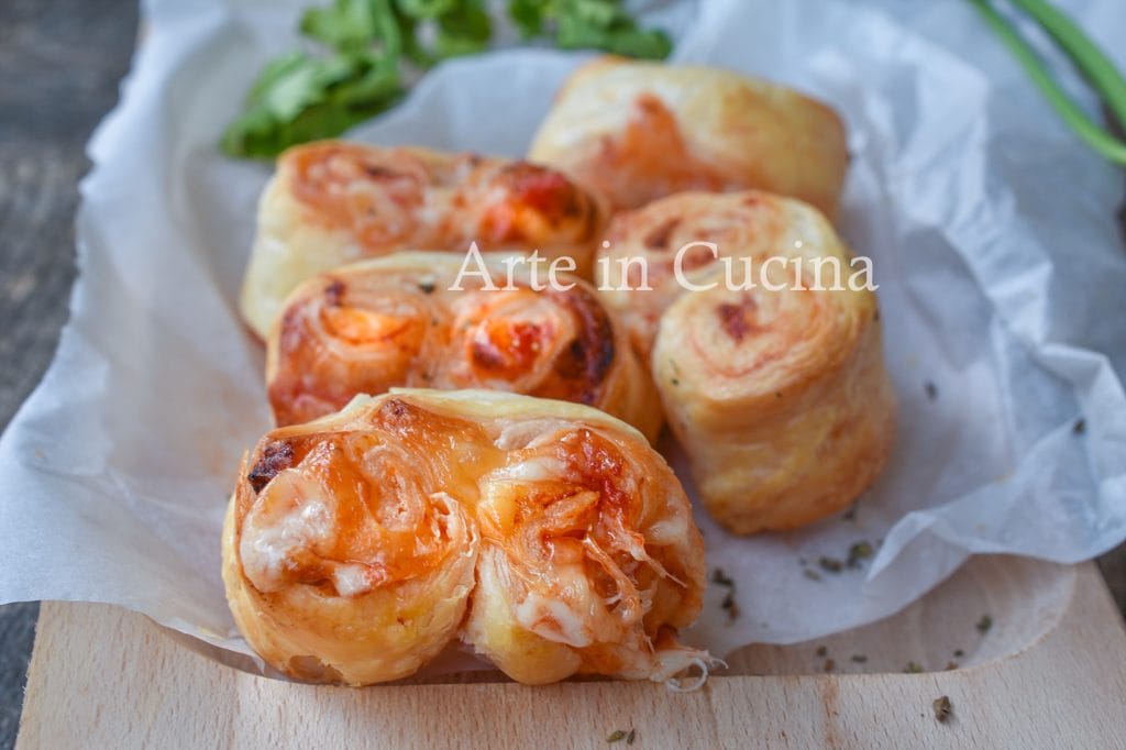 Petits éventails de feuilletée à la pizza