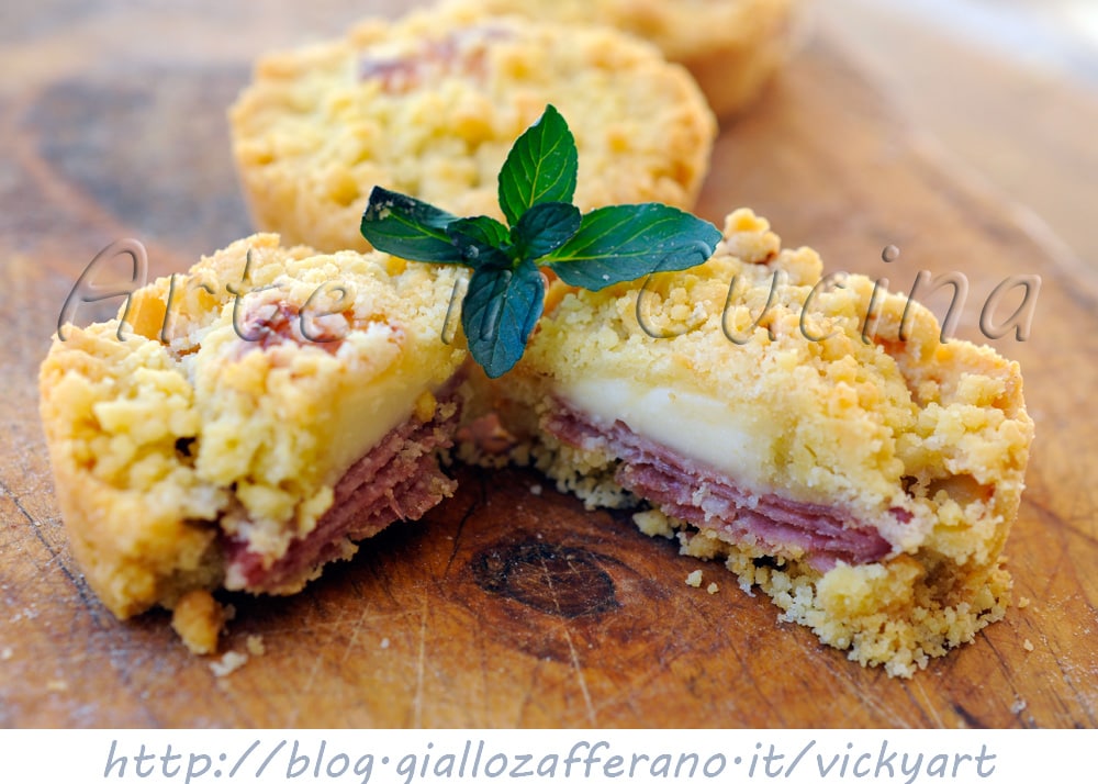 Petits gâteaux avec salami et robiola émiettés finger food