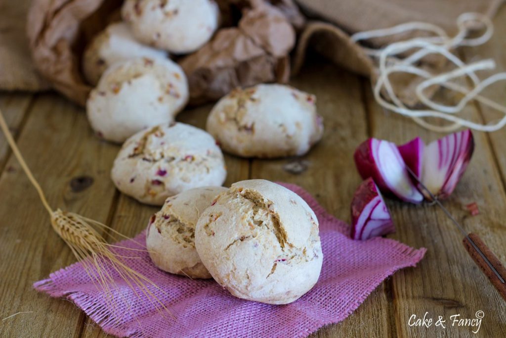 Petits pains à l'oignon rouge