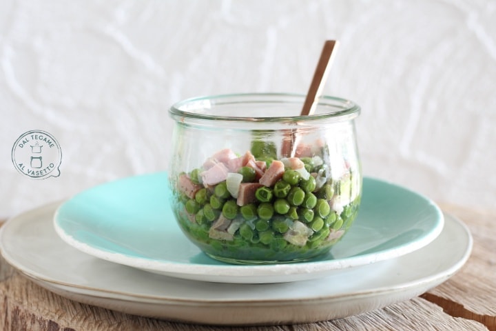 Petits pois avec jambon en cuisson au bocal