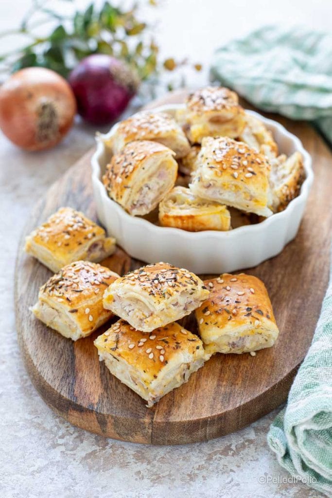 petits feuilletés de pâte feuilletée au thon et à l'oignon
