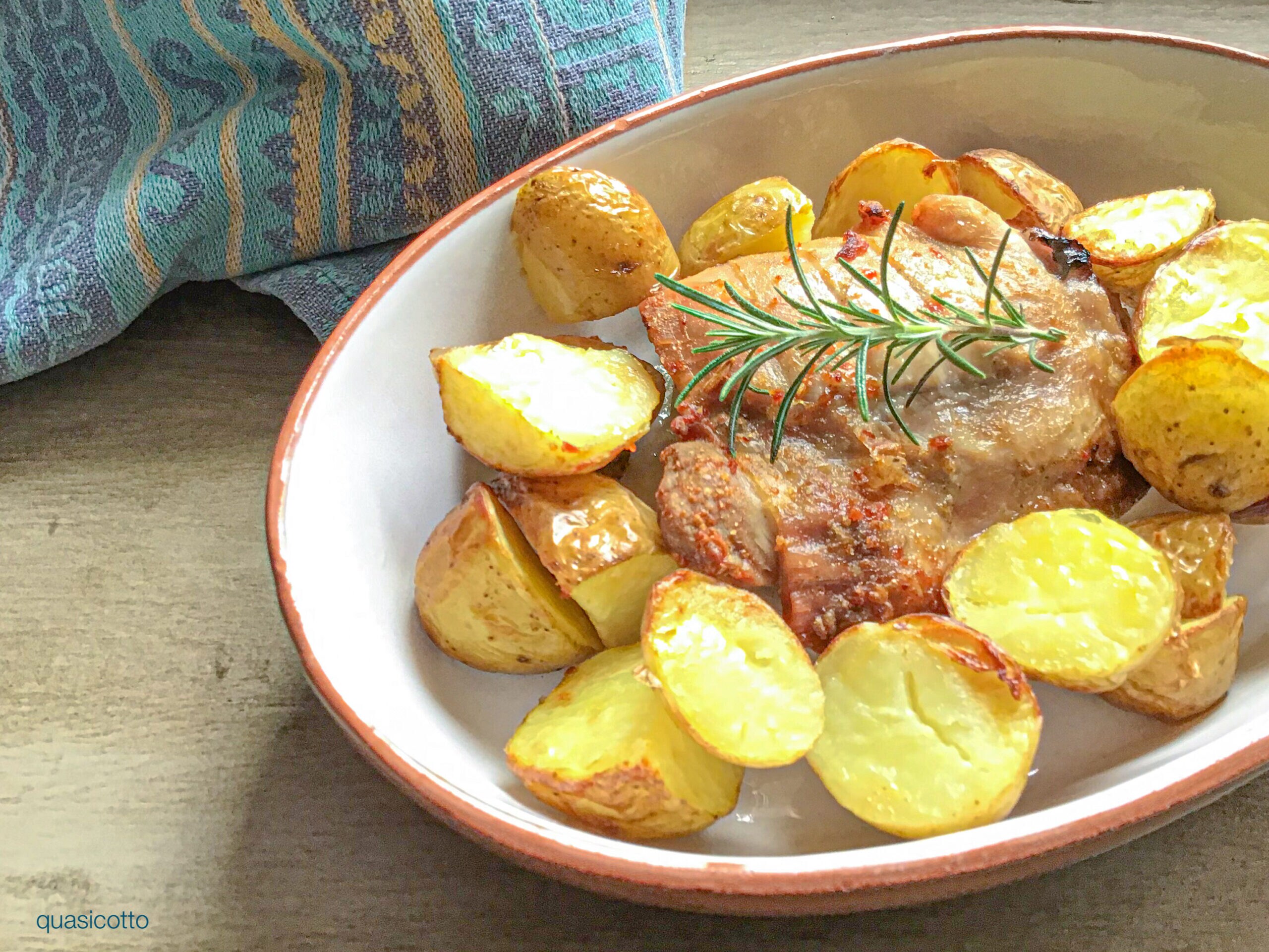 Poulet et pommes de terre rôtis à la friteuse à air