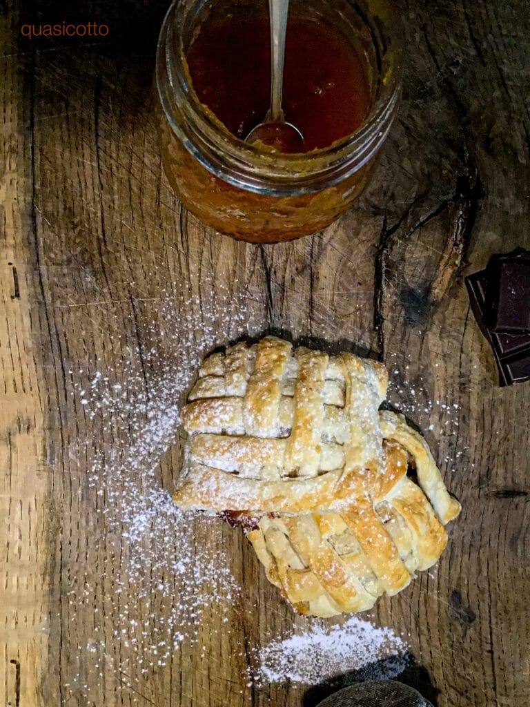 Feuilletés ou chaussons aux pommes et confiture,