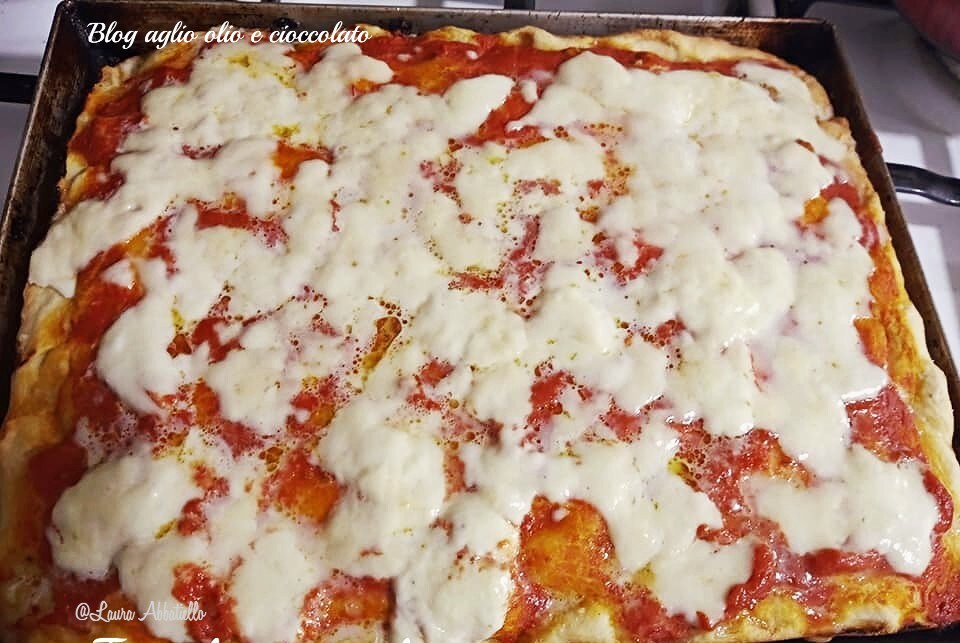 PIZZA DANS UN PLATEAU THERMOMIX MOELLEUSE ET CROUSTILLANTE UNE GOURMANDISE QUI MET TOUT LE MONDE D’ACCORD ET LE SUCCÈS EST ASSURÉ
