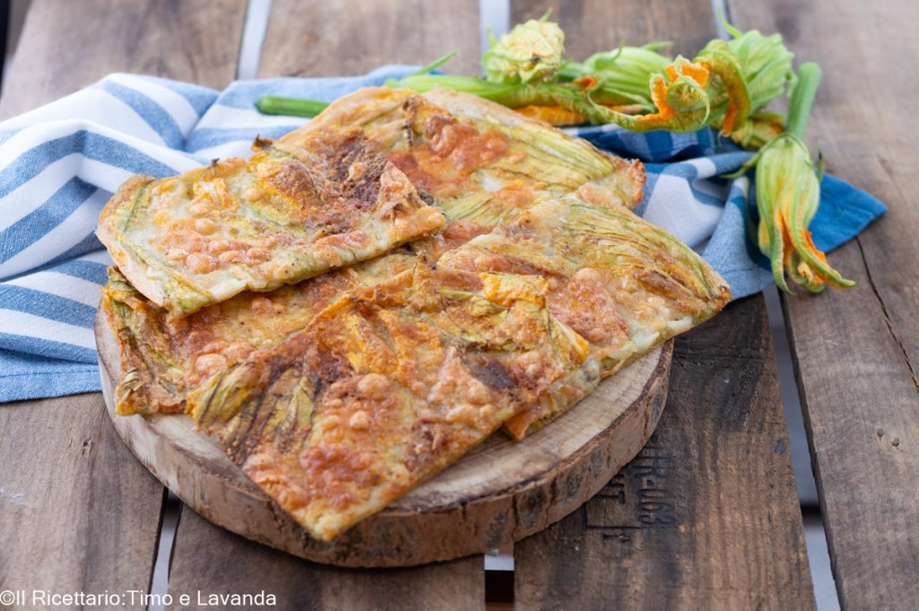 pizza fine avec des fleurs de courgette
