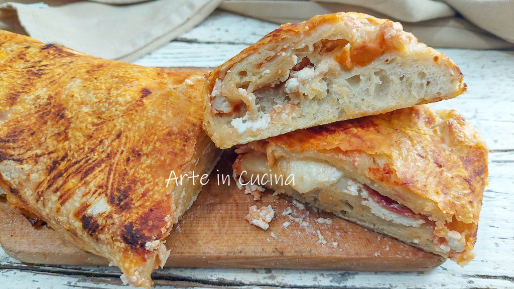 PIZZA STROMBOLI roulée avec ricotta et salami