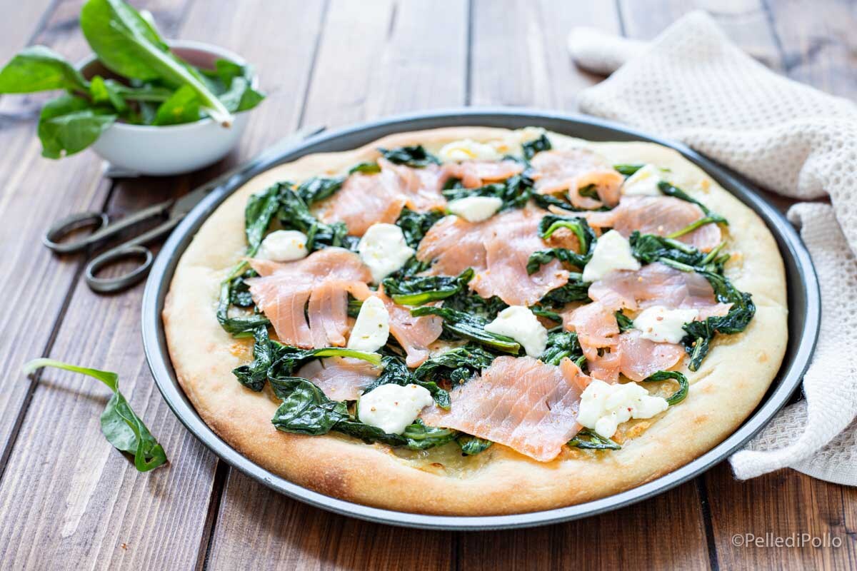 Pizza au saumon fumé, herbes et stracchino
