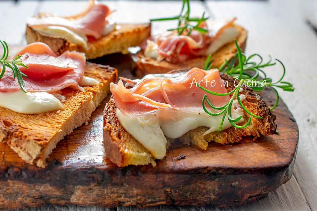 Mini-pizzas de pain sec avec speck et provola