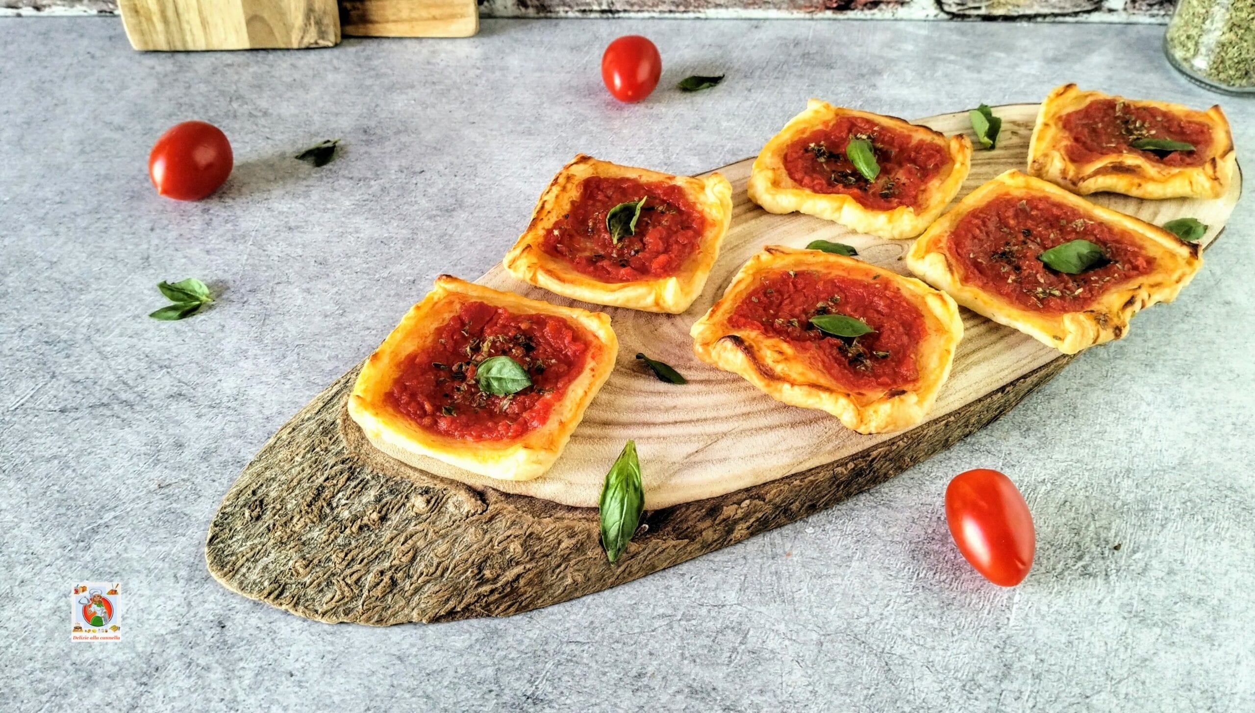 Mini-pizzas de pâte feuilletée à la tomate : le snack savoureux et polyvalent à préparer en un rien de temps